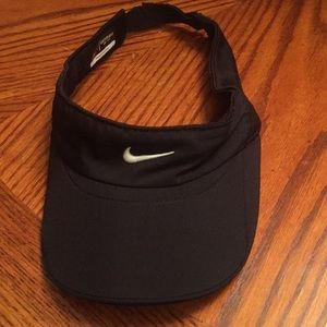 Black Nike Featherlight Visor. EUC